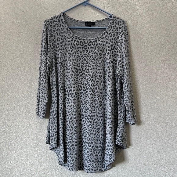 Leopard print soft top. Size 1X - Picture 1 of 5